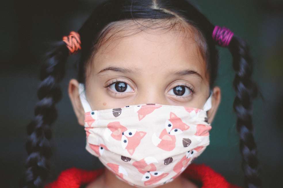Nina, tapabocas, niña, escuela, ir a la escuela