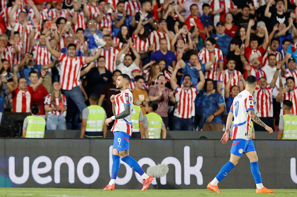 AMDEP9893. ASUNCIÓN (PARAGUAY), 14/11/2024.- Antonio Sanabria (i) de Paraguay celebra un gol este jueves, durante un partido de las eliminatorias sudamericanas al Mundial de Fútbol 2026, entre Paraguay y Argentina en el estadio Defensores del Chaco, en Asunción (Paraguay). EFE/ Juan Pablo Pino