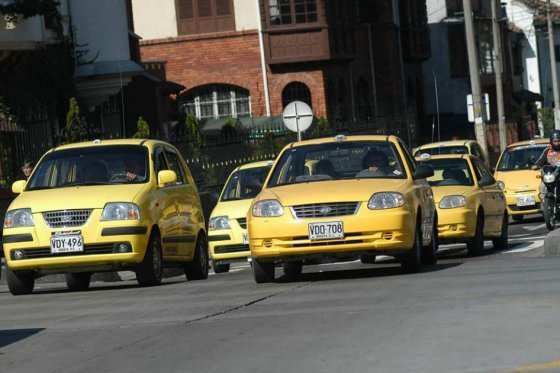 Carrera mínima de taxis en Bogotá subirá $200: pasa de $3.900 a $4.100