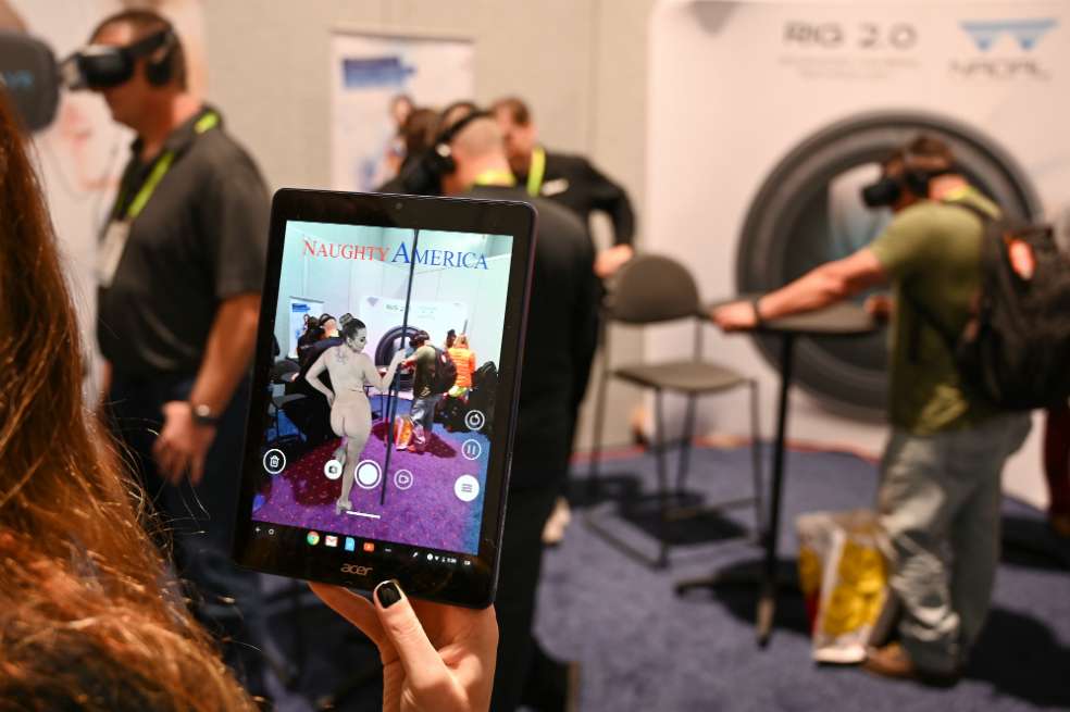 La aplicación "Strip Club" de Naughty America, para teléfonos inteligentes y tabletas con Android, permite a los usuarios superponer hologramas de stripper masculinos o femeninos en el mundo que los rodea. / AFP