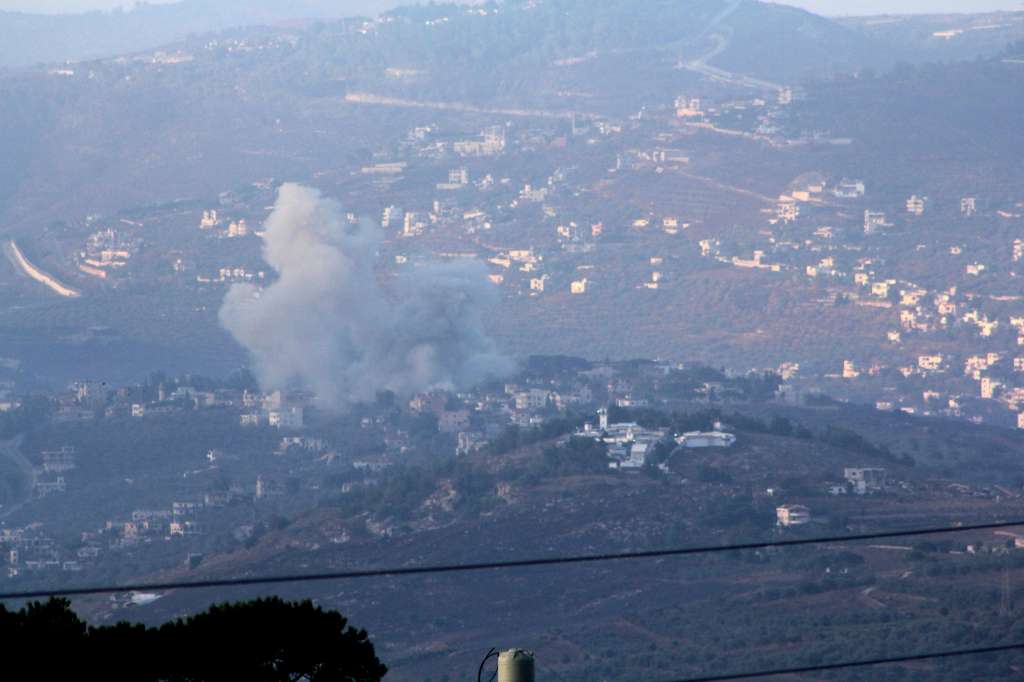 Marjaayoun (Lebanon), 23/09/2024.- Smoke billows from the site of an Israeli airstrike that targeted Lebanese villages, as seen from Marjaayoun, southern Lebanon, early 23 September 2024. According to the Lebanese National News Agency (NNA), Israeli aircraft have reportedly carried out a number of bombings on communities in the Marjayoun district in the Nabatieh Governorate of Lebanon, including Taybeh, Houla, Tallouseh, Kfarkela, Mays al-Jabal, Khiyam, and Bani Hayan. The Israeli military urged, on 23 September 2024, civilians in areas where Hezbollah operates in Lebanon to leave, saying that they are conducting 'extensive airstrikes.' (Líbano, Hizbulá/Hezbolá) EFE/EPA/STR