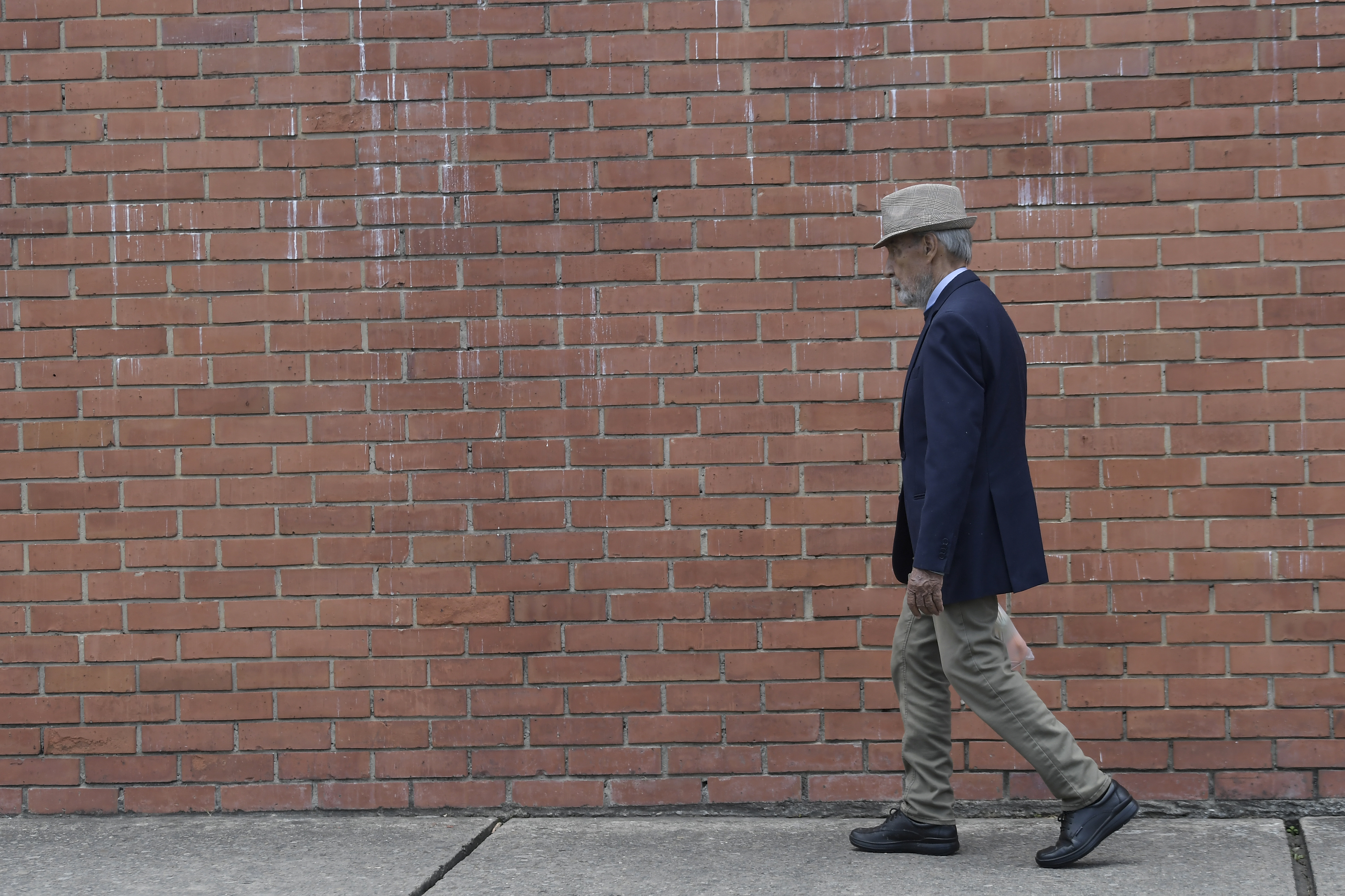 Personas de la tercera edad también conocidos como adultos mayores en las calles de Bogotá