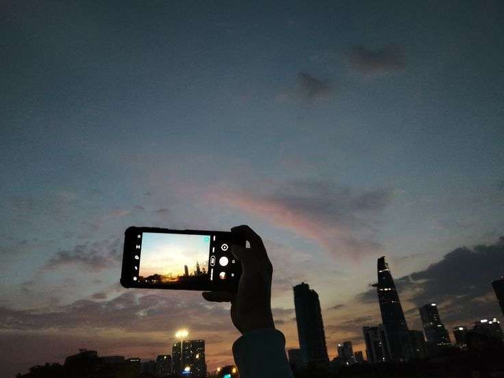 Estos celulares hacen magia en la oscuridad cuando de tomar fotos hablamos. Descubre qué los hace tan especiales y lo importante de una cámara nocturna.