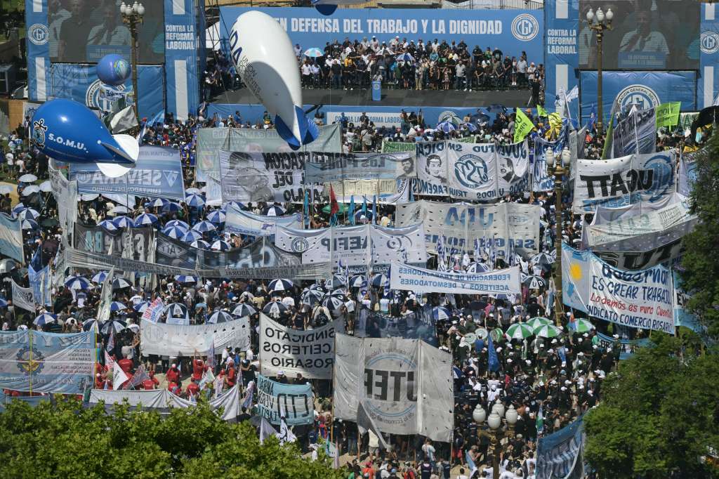 This view shows a protest organized by Argentine unions at Plaza de Mayo in Buenos Aires on December 18, 2025. People protested on December 18, against the labor reform promoted by Argentina�s ultraliberal President Javier Milei, in a demonstration called by the country�s main labor union. It was the first protest against the initiative, held outside the government palace in Buenos Aires. (Photo by Juan Mabromata / AF
