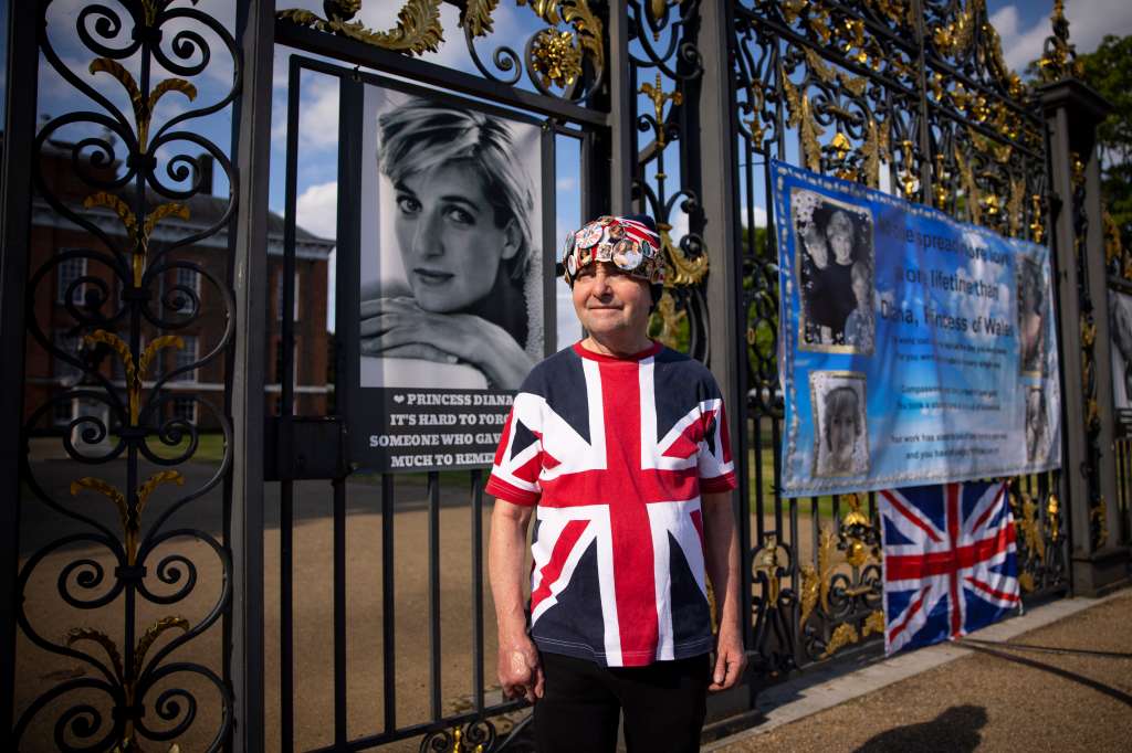 -FOTODELDÍA- LONDRES, 29/08/2022.- Un superfan de la princesa Diana, John Loughrey, posa con los carteles que colgó en las puertas del Palacio de Kensington, residencia de la británica Diana, princesa de Gales, durante su matrimonio y después del divorcio, en Hyde Park en Londres, Gran Bretaña, el 26 de agosto de 2022 (publicado el 29 de agosto de 2022). El 25º aniversario de la muerte de Diana, Princesa de Gales, se celebrará el 31 de agosto de 2022. La princesa Diana fue proclamada muerta en el hospital Pitie-Salpetriere en la madrugada del 31 de agosto de 1997, tras un fatal accidente de coche en el túnel de Pont de l'Alma. El conductor del coche que transportaba a la popular Lady Di y a su pareja Dodi al-Fayed desde el hotel Ritz perdió el control en el túnel y se estrelló mientras era perseguido por fotógrafos en motocicleta. EFE/ Tolga Akmen