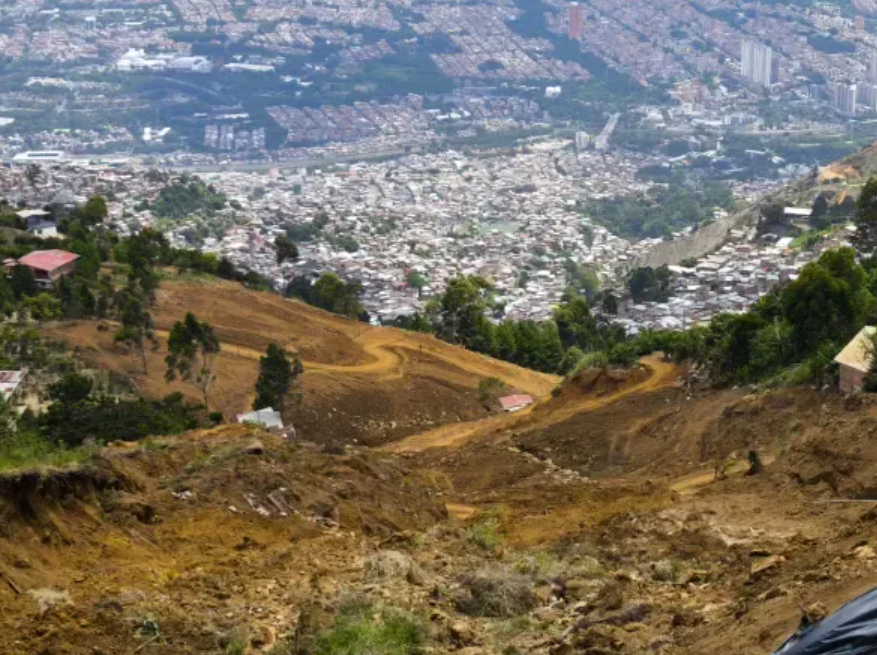 La franja de tierra desprendida por el deslizamiento atraviesa la ladera entre Bello y Medellín, rodeada por las viviendas del asentamiento de Granizal.