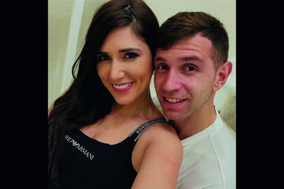Emiliano Martínez es un romántico y su esposa Amanda guarda las cartas que le escribía.