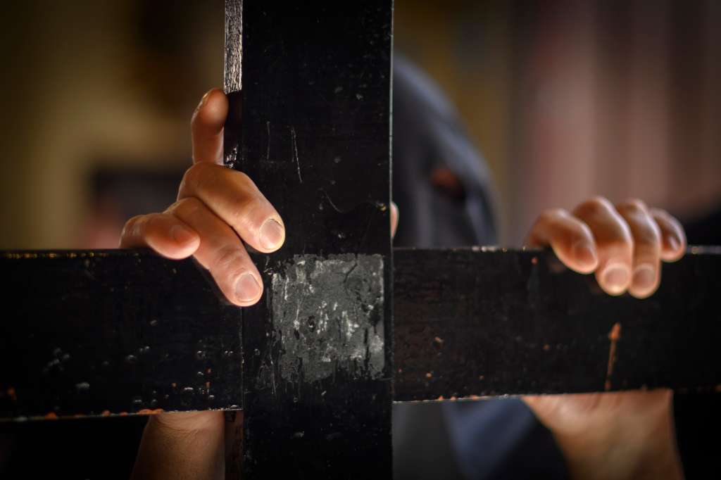 GRAFAND066. SEVILLA, 03/04/2023.- Un penitente del paso de Nuestro Padre Jesús Cautivo en el abandono de sus Discípulos en el interior de la Iglesia de la Hermandad de Santa Genoveva en el popular barrio del Tiro de Línea poco antes de su salida procesional hoy Lunes Santo por la calles de Sevilla. EFE/ Raúl Caro