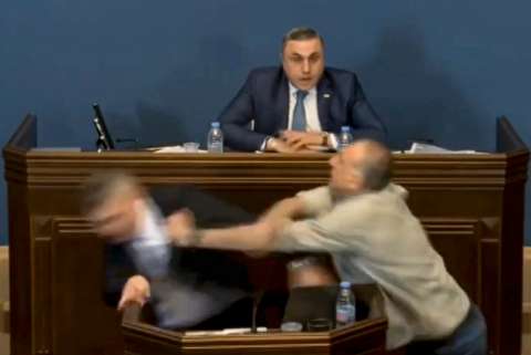 A los golpes en parlamento de Georgia por discusión sobre influencia extranjera