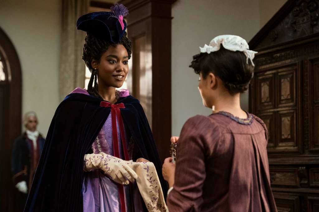 Arsema Thomas como la joven Agatha Danbury y Peyvand Sadeghian como Coral. / Cortesía Netflix