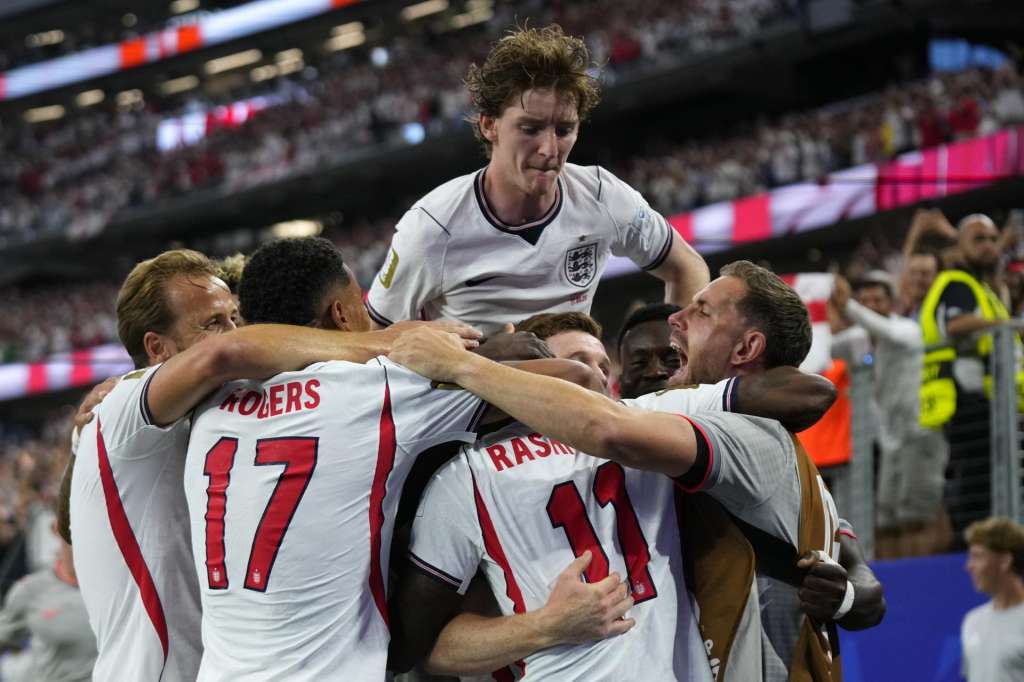 DALLAS (United States), 18/06/2026.- Marcus Rashford of England (C, partially seen) celebrates with his teammates after scoring the 4-2 goal during the FIFA World Cup 2026 group stage match England against Croatia, in Dallas, Texas, USA, 17 June 2026. (Croacia) EFE/EPA/JEFFREY MCWHORTER
