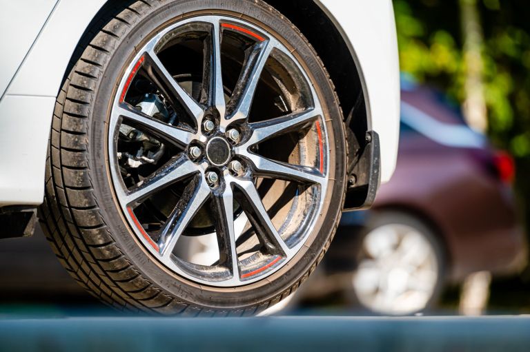 ¿Cuál es la presión de aire que deben llevar las llantas del carro, según el tipo?