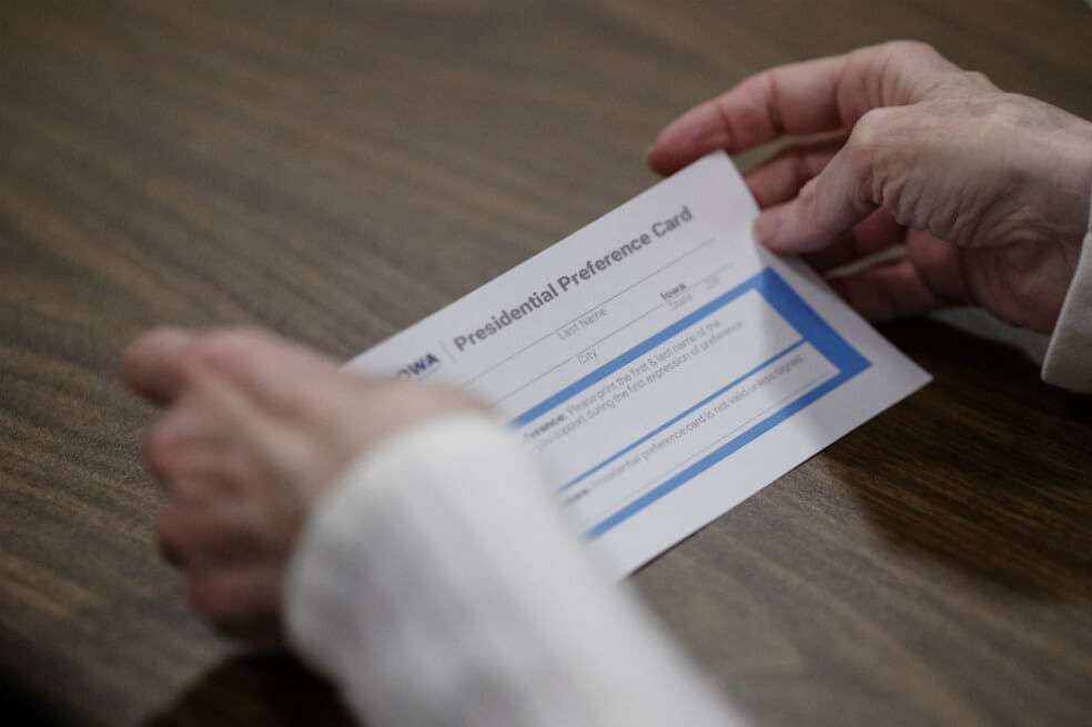 Un asistente examina una Tarjeta de Preferencia Presidencial en blanco durante un simulacro de caucus el 28 de enero de 2020 en Mason City, Iowa. / AFP