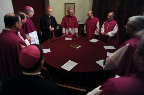 Cardenales se reúnen el lunes para preparar un cónclave sin candidato fuerte