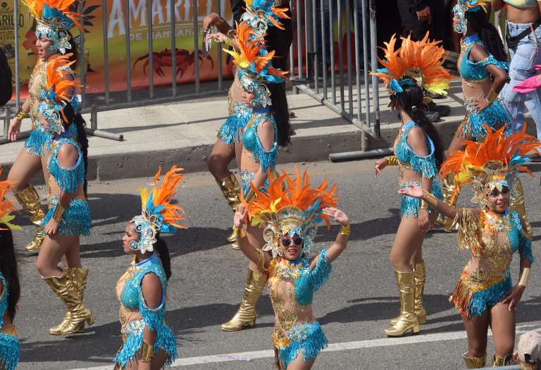 Cartagena comenzó sus días de fiesta con el Gran Desfile del Bando, una conmemoración por sus 214 años de independencia.