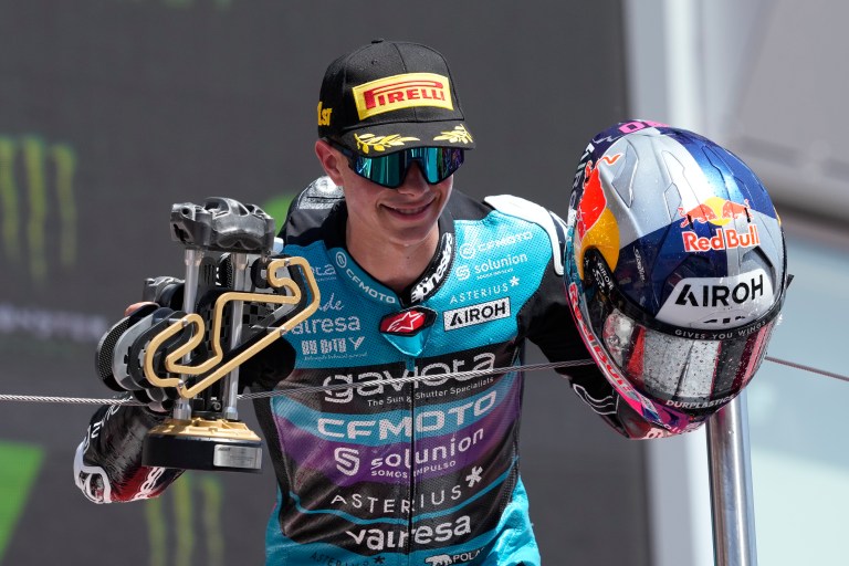 Moto3: David Alonso logró su cuarta victoria de la temporada y es nuevo líder