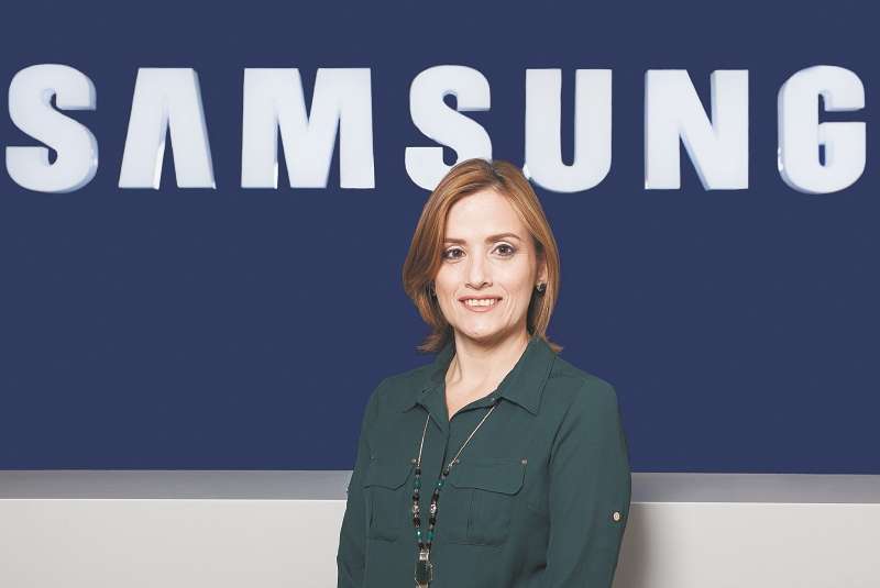 Patricia Velásquez cree que en un celular es esencial la conexión a internet y una buena cámara. /Cortesía Samsung