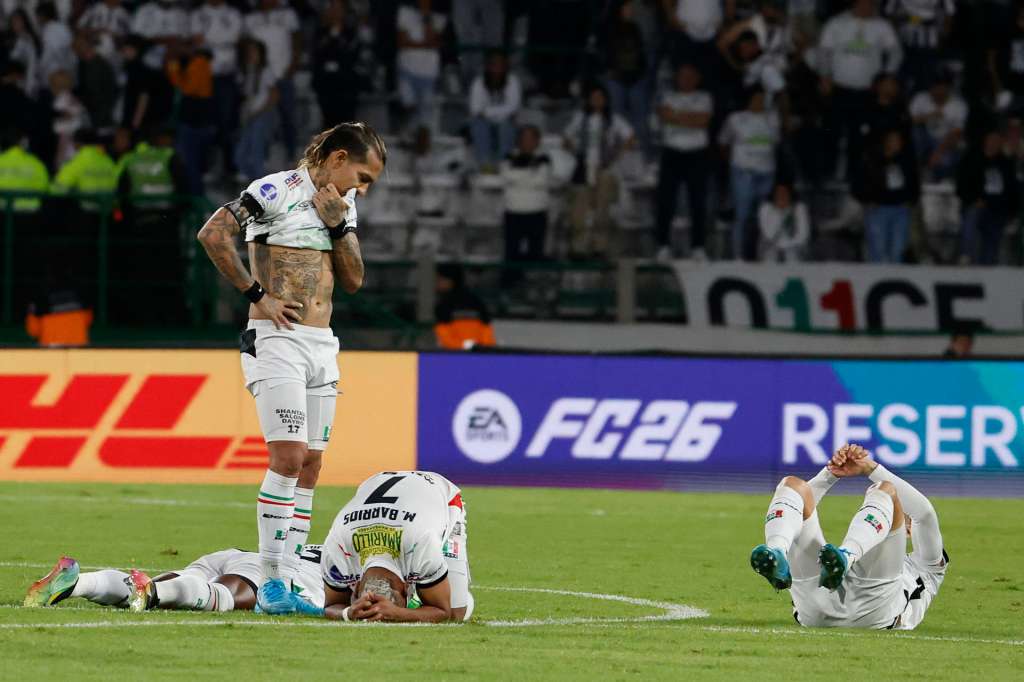 AME2129. MANIZALES (COLOMBIA), 24/09/2025.- Dayro Moreno (i) de Once Caldas se lamenta este miércoles, al perder en la ronda de penaltis un partido de cuartos de final de la Copa Sudamericana entre Once Caldas e Independiente del Valle en el estadio Palogrande en Manizales (Colombia). EFE/ Mauricio Dueñas Castañeda