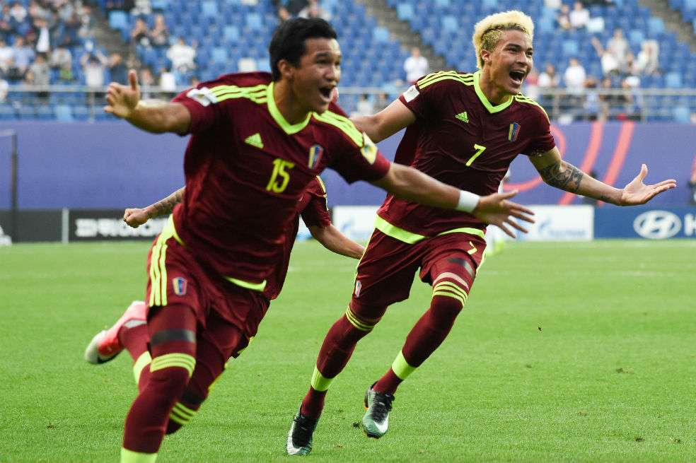 Los jugadores de la vinotinto celebran su paso a la final del campeonato mundial que se disputa en Corea. / AFP