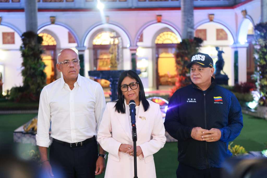 AME1742. CARACAS (VENEZUELA), 03/02/2026.- Fotografía cedida por el Palacio de Miraflores que muestra a la presidenta encargada de Venezuela, Delcy Rodríguez (c), hablando junto al ministro de Interior, Diosdado Cabello (d), y el presidente de la Asamblea Nacional, Jorge Rodríguez, este martes, en Caracas (venezuela). EFE/ Palacio de Miraflores /SOLO USO EDITORIAL/ NO VENTAS/ SOLO DISPONIBLE PARA ILUSTRAR LA NOTICIA QUE ACOMPAÑA (CRÉDITO OBLIGATORIO)