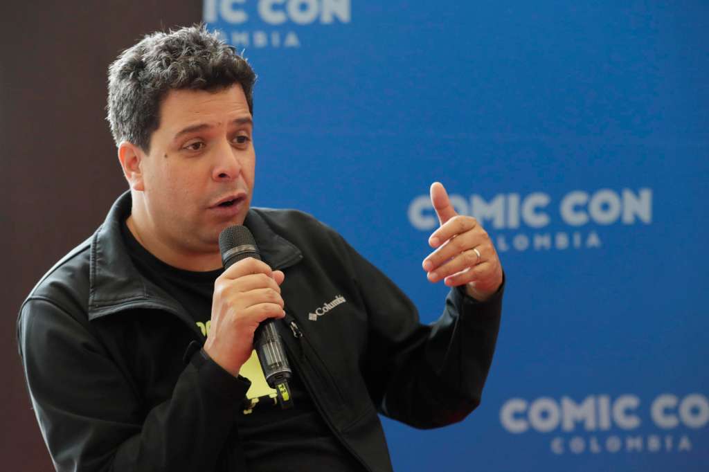 AME9183. BOGOTÁ (COLOMBIA), 27/06/2025.- El actor de doblaje venezolano que interpreta a Bob Esponja en Latinoamérica, Luis Carreño (i), habla durante una rueda de prensa en el primer día de 'Comic Con Colombia' este viernes, en Bogotá (Colombia). EFE/ Carlos Ortega
