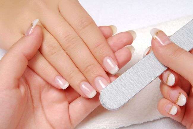Mantén tus uñas acrílicas en buen estado usando estos 6 tips que seguro te ayudarán a cuidar tus uñas y que duren más tiempo.