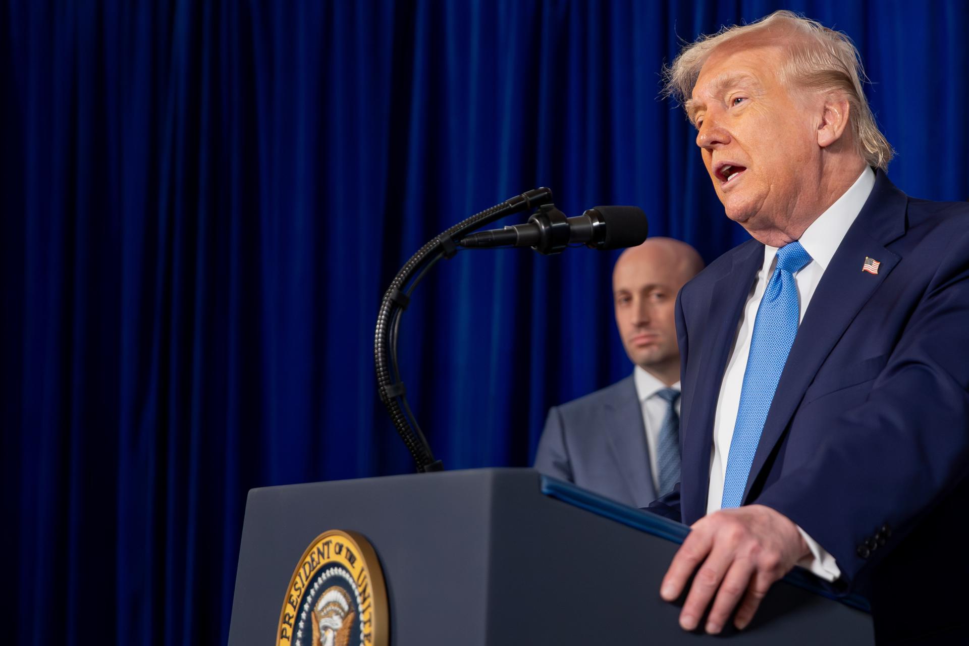 Palm Beach (United States), 04/01/2026.- US President Donald Trump speaks during a news conference at the Mar-a-Lago Club in Palm Beach, Florida, USA, 03 January 2026. Venezuelan President Nicolas Maduro has been charged in the US after he was captured and flown out of Venezuela, following a series of airstrikes that mark an extraordinary escalation in the Trump administration's months-long campaign against the country. EFE/EPA/NICOLE COMBEAU / POOL
