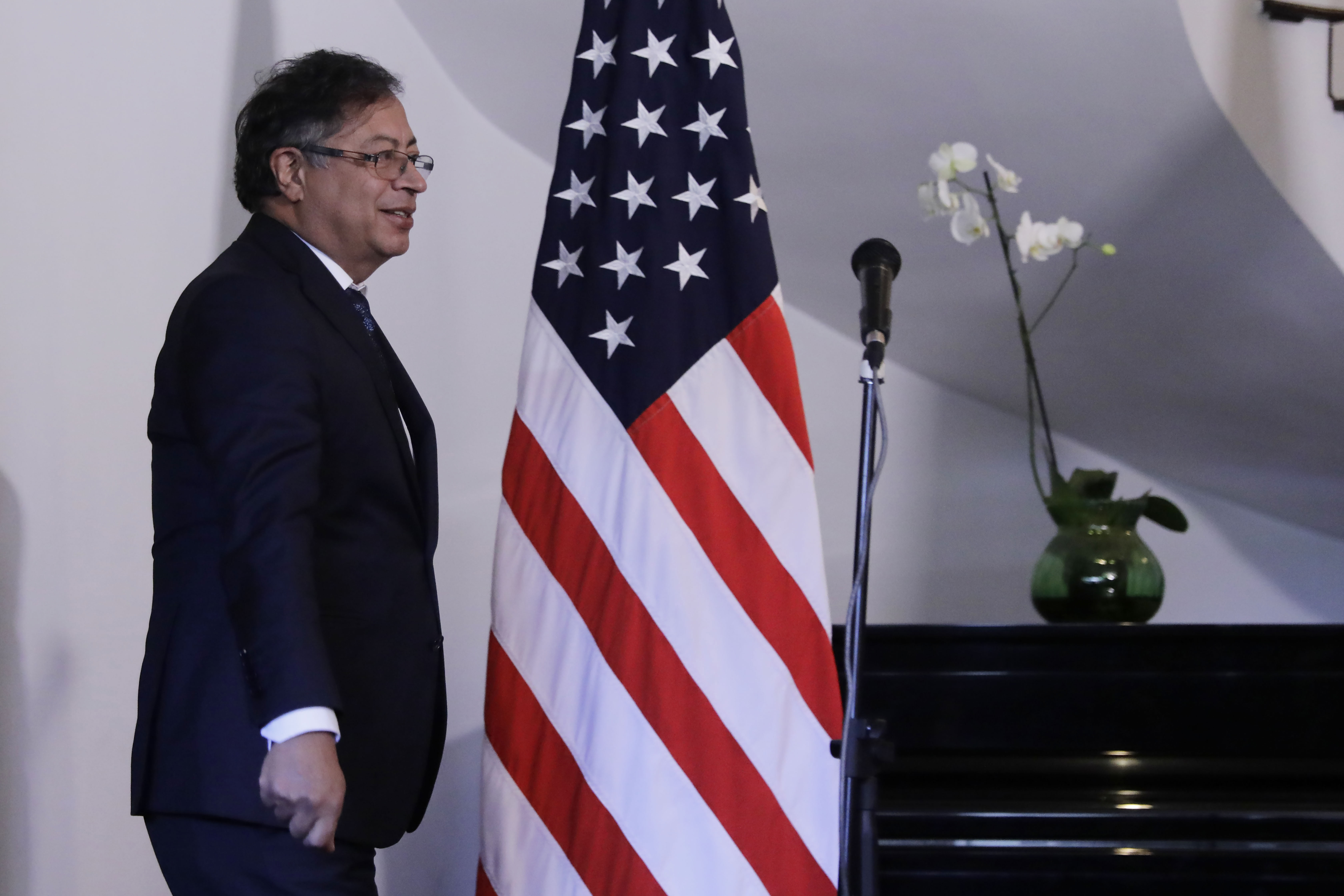 AME1688. BOGOTÁ (COLOMBIA), 16/04/2023.- Fotografía de archivo fechada el 22 de julio de 2022 que muestra al presidente de Colombia, Gustavo Petro, antes de una declaración luego de un encuentro con Jonathan Finer (fuera de cuadro), secretario principal adjunto de seguridad nacional de Estados Unidos, en Bogotá (Colombia). El viaje del presidente colombiano, Gustavo Petro, a Estados Unidos y su primera reunión bilateral con Joe Biden dibujan un idílico escenario de estrechas relaciones entre dos países que tienen desencuentros notorios, pero que saben que se necesitan mutuamente para funcionar. EFE/ Carlos Ortega ARCHIVO