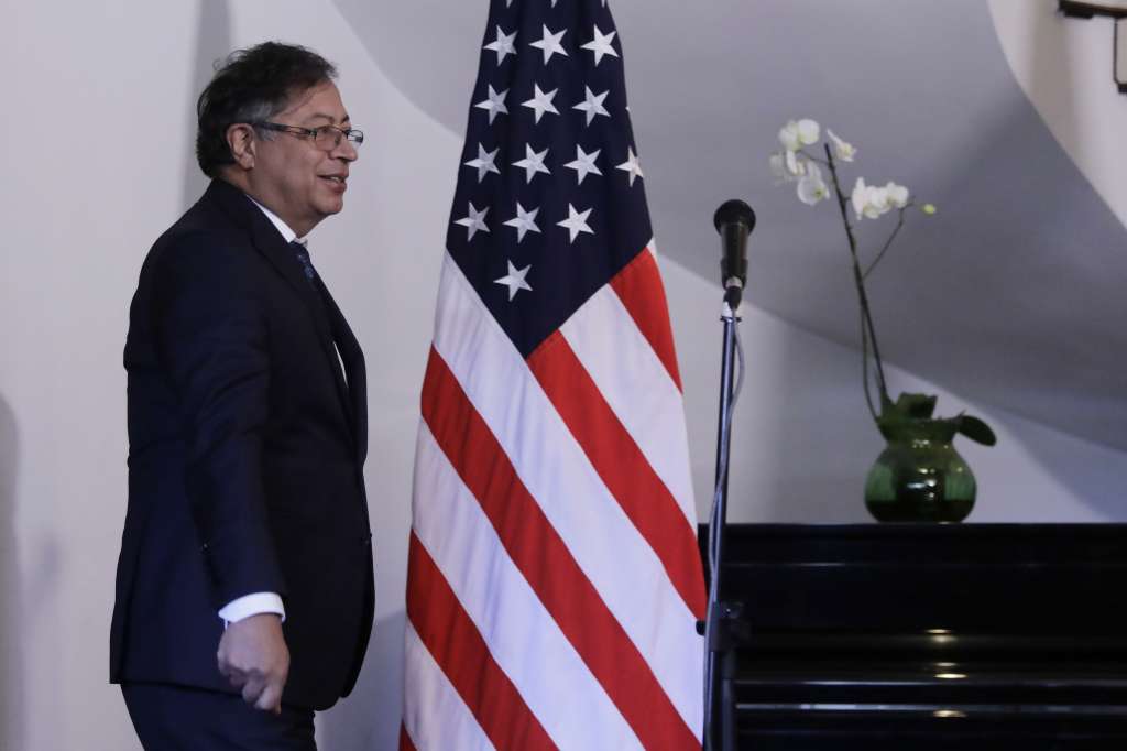 AME1688. BOGOTÁ (COLOMBIA), 16/04/2023.- Fotografía de archivo fechada el 22 de julio de 2022 que muestra al presidente de Colombia, Gustavo Petro, antes de una declaración luego de un encuentro con Jonathan Finer (fuera de cuadro), secretario principal adjunto de seguridad nacional de Estados Unidos, en Bogotá (Colombia). El viaje del presidente colombiano, Gustavo Petro, a Estados Unidos y su primera reunión bilateral con Joe Biden dibujan un idílico escenario de estrechas relaciones entre dos países que tienen desencuentros notorios, pero que saben que se necesitan mutuamente para funcionar. EFE/ Carlos Ortega ARCHIVO