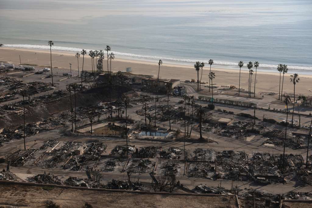 Los Angeles (United States), 10/01/2025.- A view of the remains of homes destroyed by the Palisades wildfire in the Pacific Palisades neighborhood of Los Angeles, California, USA, 10 January 2025. Multiple wildfires continue to burn across thousands of acres in Southern California, destroying thousands of homes and forcing people to evacuate areas throughout the Los Angeles area. According to the California Governor'Äôs office, more than 7,500 firefighting and emergency personnel are involved in response efforts. (incendio forestal) EFE/EPA/ALLISON DINNER