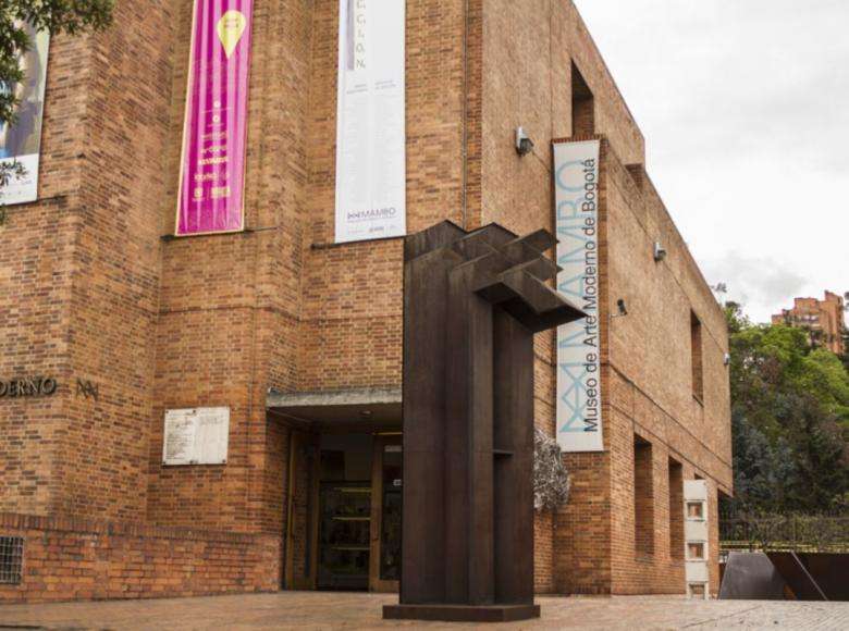 El Museo de Arte Moderno de Bogotá, fue diseñado por el arquitecto Rogelio Salmona, y ahora se dedica a presentar novedosas obras de arte, que incluyen proyecciones e instalaciones. Está ubicado en la calle 24 No. 6-00. Este domingo abrirá de 12 m. a 5:00 p.m.