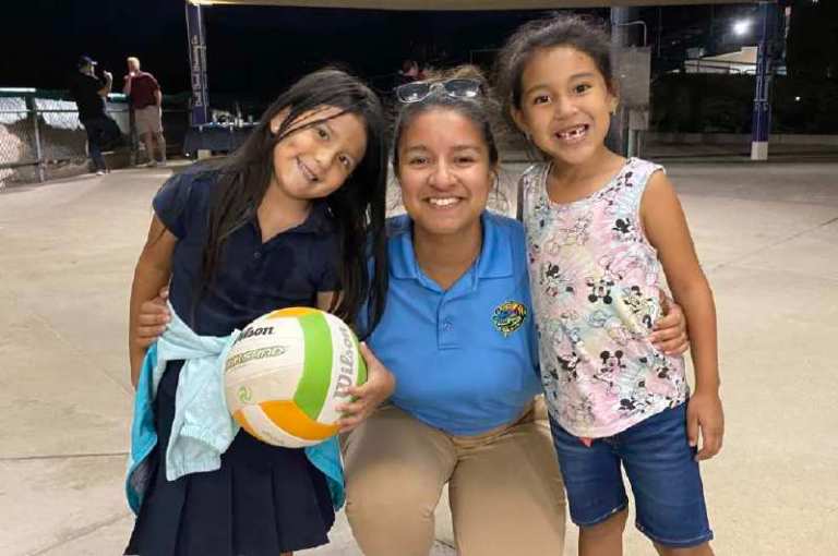 Verónica Hernández saca la pelota del estadio