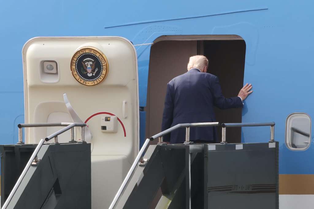Busan (Korea, Republic Of), 30/10/2025.- US President Donald Trump boards Air Force One at Gimhae Airport in Busan, South Korea, 30 October 2025. Trump is returning to the United States following talks with Chinese President Xi Jinping during a two-day visit to South Korea. (Corea del Sur, Estados Unidos) EFE/EPA/YONHAP SOUTH KOREA OUT
