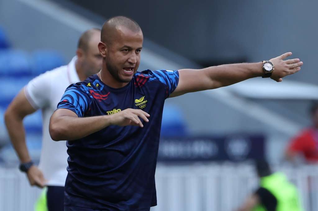 LYON, 03/08/2024.- El entrenador de Colombia ANgelo Marsiglia da instrucciones a sus jugadoras durante el partido de cuartos de final de fútbol femenino de los Juegos Olímpicos de París 2024, disputado entre España y Colombia en el Estadio de Lyon (Francia). EFE/ Kiko Huesca