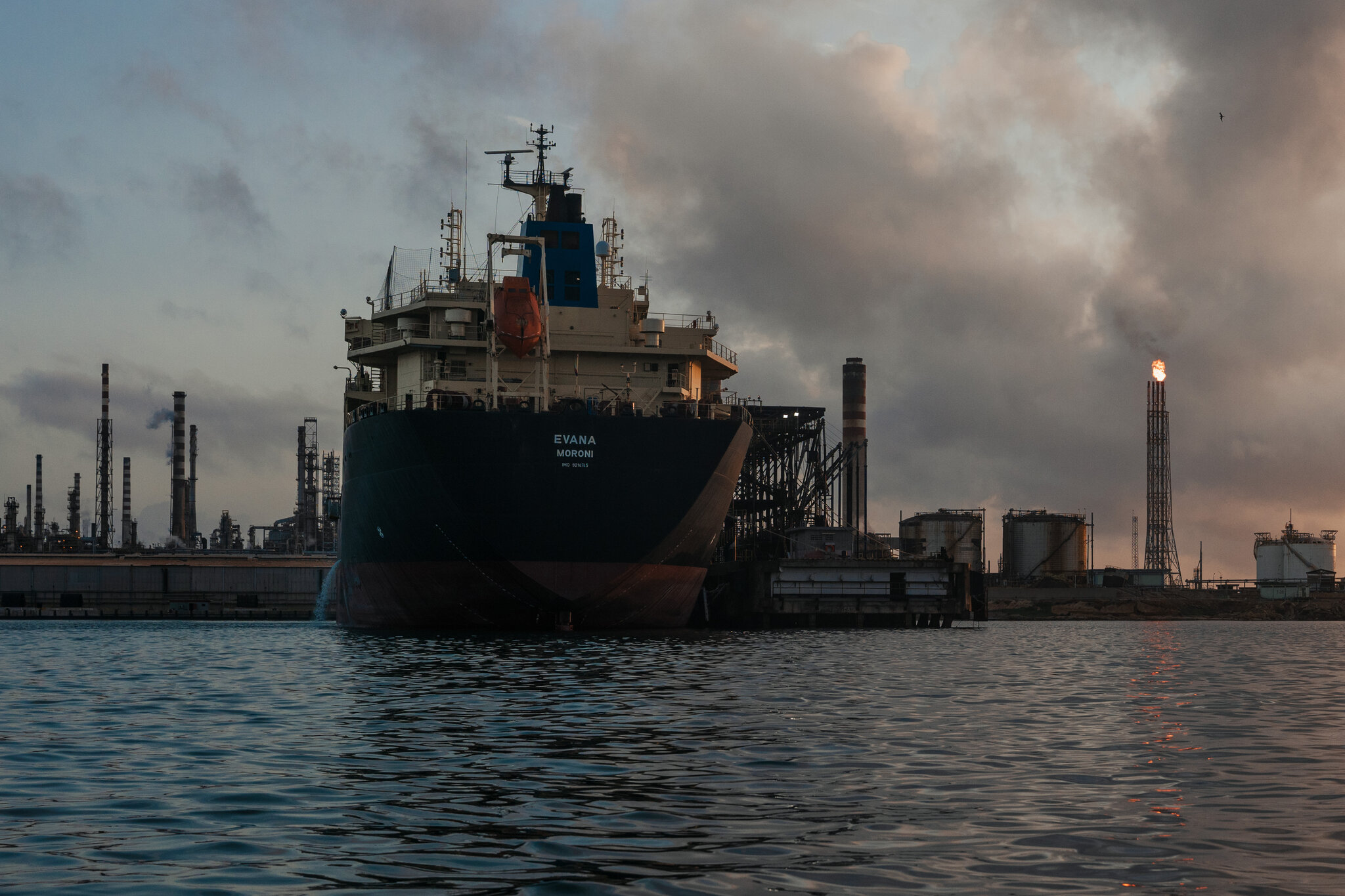 Un petrolero atracado en la refinería Cardón en Punto Fijo, Venezuela, en enero.