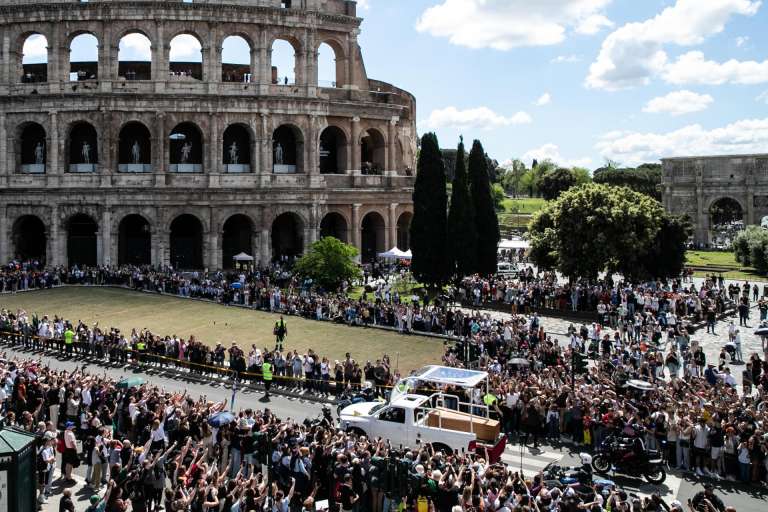 Rome (Italy), 26/04/2025.- People gather along the road near the Colosseum as the coffin of Pope Francis is transported from Saint Peter's Basilica to Santa Maria Maggiore Basilica after the pontiff's funeral ceremony in St. Peter's Square, in Rome, Italy, 26 April 2025. Pope Francis passed away on Easter Monday, 21 April 2025, at the age of 88. According to his wishes, he will be buried in the Papal Basilica of St. Mary Major. (Papa, Italia, Roma) EFE/EPA/EMANUELE VALERI