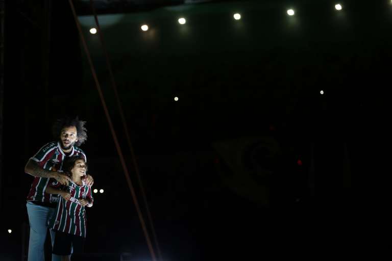 -FOTODELDÍA- AMDEP034. RÍO DE JANEIRO (BRASIL), 10/03/2023.- El jugador brasileño Marcelo (i) asiste hoy, a la presentación de su regreso al club Fluminense en el estadio de Maracaná en Río de Janeiro (Brasil). Marcelo surgió en el Fluminense en la década del 2000 y luego pasó al Real Madrid donde estuvo 10 temporadas ganando numerosos títulos. EFE/ Andre Coelho