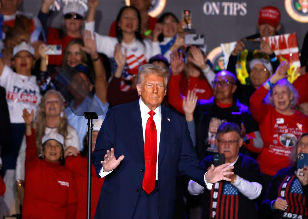 Las Vegas (United States), 25/01/2025.- People cheer as US President Donald J. Trump takes to the podium to speak at an event at the Circa Resort and Casino in Las Vegas, Nevada, USA, 25 January 2025. EFE/EPA/BIZUAYEHU TESFAYE
