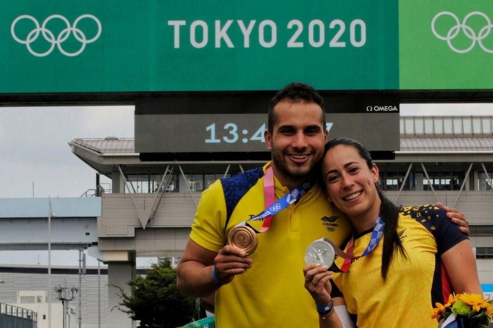 Carlos Martínez sostiene la medalla de bronce en BMX y Mariana Pajón.