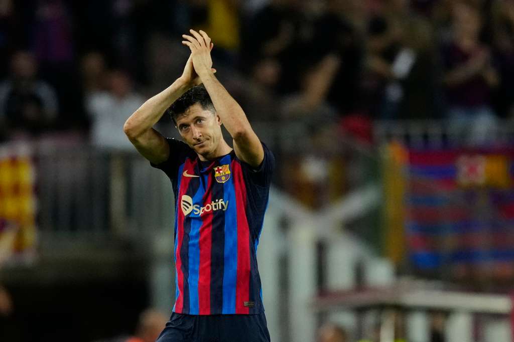 BARCELONA, 20/10/2022.- El delantero polaco del FC Barcelona Robert Lewandowski saluda a la afición, durante el partido de la décima jornada de Liga en Primera División que disputan hoy jueves en el Camp Nou, en Barcelona. EFE/ Enric Fontcuberta