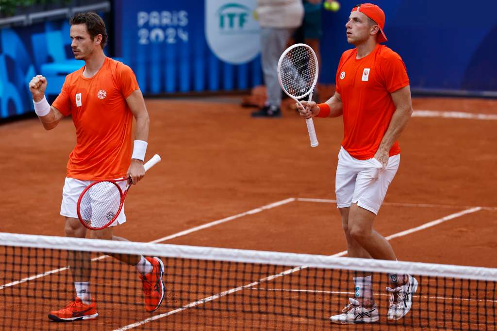 Paris (France), 30/07/2024.- Tallon Griekspoor and Wesley Koolhof of the Netherlands react during the Men's Doubles second round match against Rafael Nadal and Carlos Alcaraz of Spain at the Tennis competitions in the Paris 2024 Olympic Games, at the Roland Garros in Paris, France, 30 July 2024. (Tenis, Francia, Países Bajos; Holanda, España) EFE/EPA/RITCHIE B. TONGO