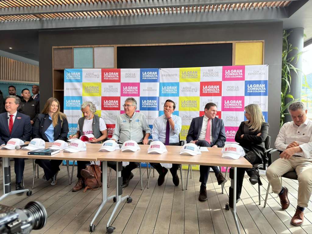 Los candidatos de la Gran Coalición por Colombia: Aníbal Gaviria, Vicky Dávila, Juan Carlos Pinzón, David Luna, Mauricio Cárdenas, Juan Daniel Oviedo, Paloma Valencia y Juan Manuel Galán.