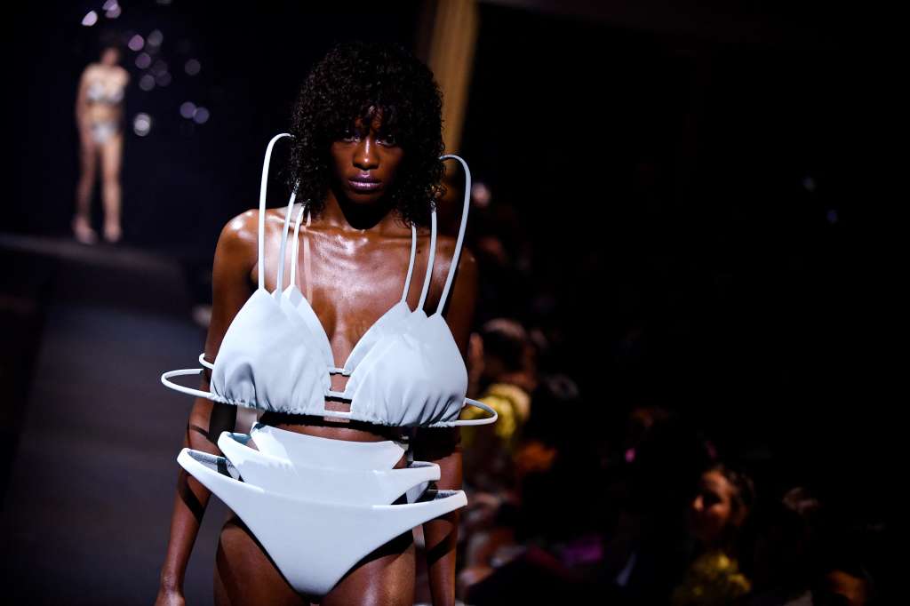 Desfile de Viktor & Rolf en París. / Julien de Rosa / AFP