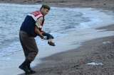 Imagen de niño ahogado conmociona a Europa e ilustra drama de los migrantes