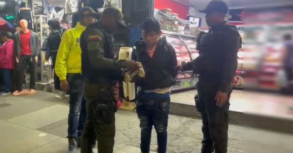 Policía Metropolitana de Bogotá, el hombre, de 21 años, fue sorprendido con una granada de fragmentación, panfletos extorsivos y un teléfono celular en el que realizaba las intimidaciones.