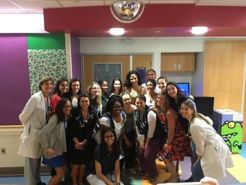 La sorpresiva visita de la Mujer Maravilla a un hospital infantil