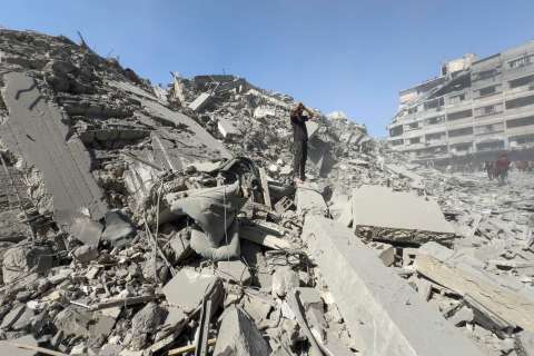 Israel abre una ruta para que los gazatíes huyan de Ciudad de Gaza, mientras sigue atacando