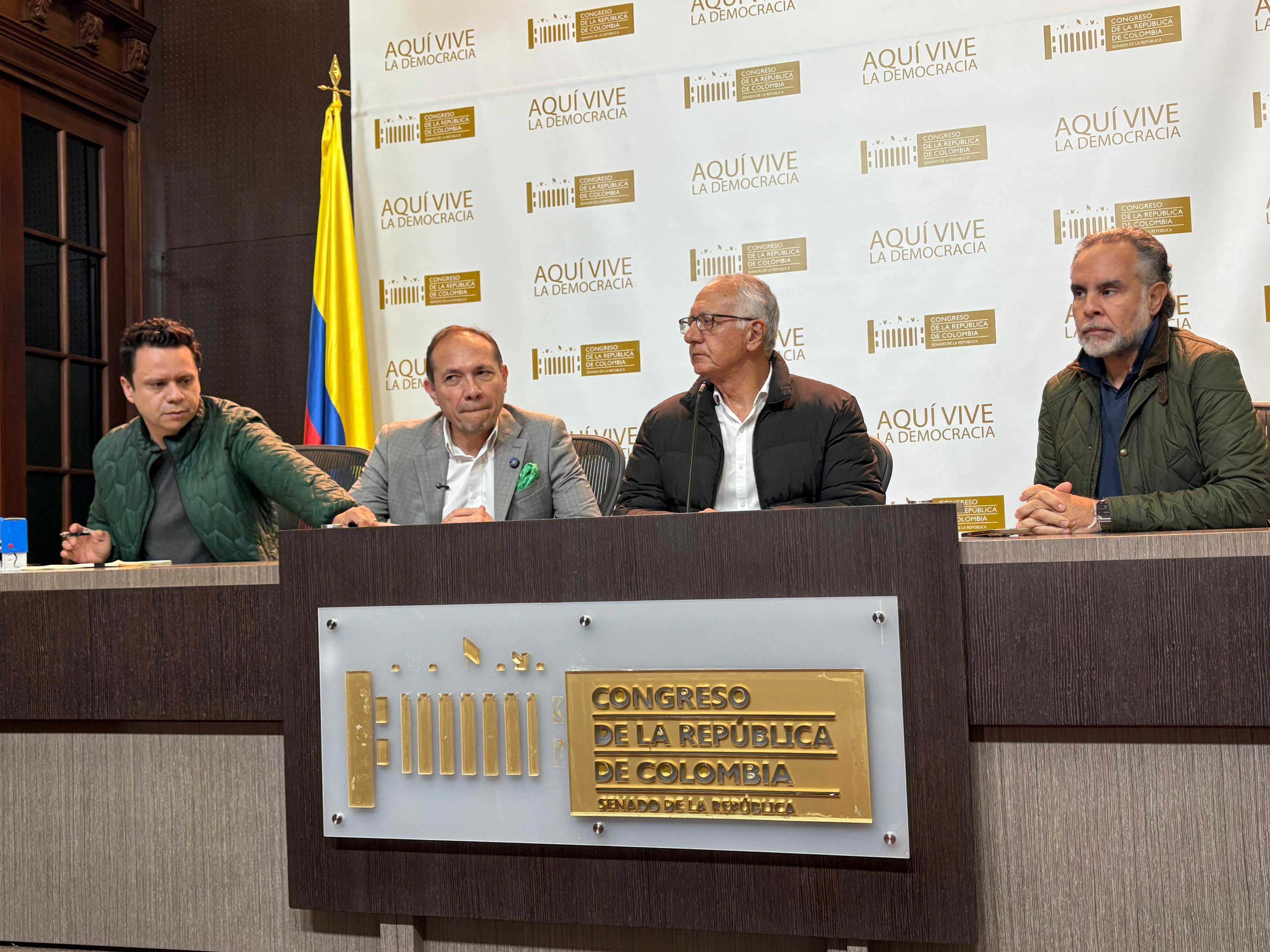 Los ministros Armando Benedetti (Interior), Antonio Sanguino (Trabajo) y Guillermo Alfonso Jaramillo (Salud) presentaron el proyecto