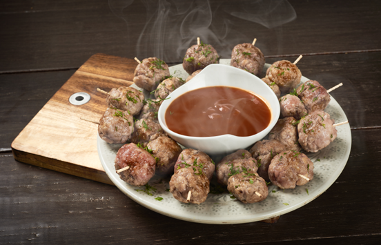 Pinchos de albóndigas de carne de cerdo.