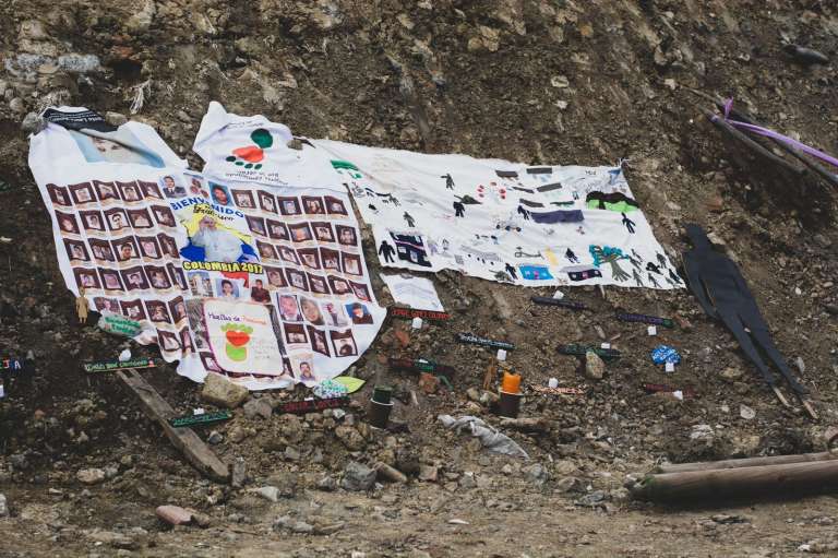 Las fotografías de los desaparecidos, colgadas con reverencia, son un recordatorio palpable de las vidas atravesadas por la violencia del conflicto armado en Colombia.